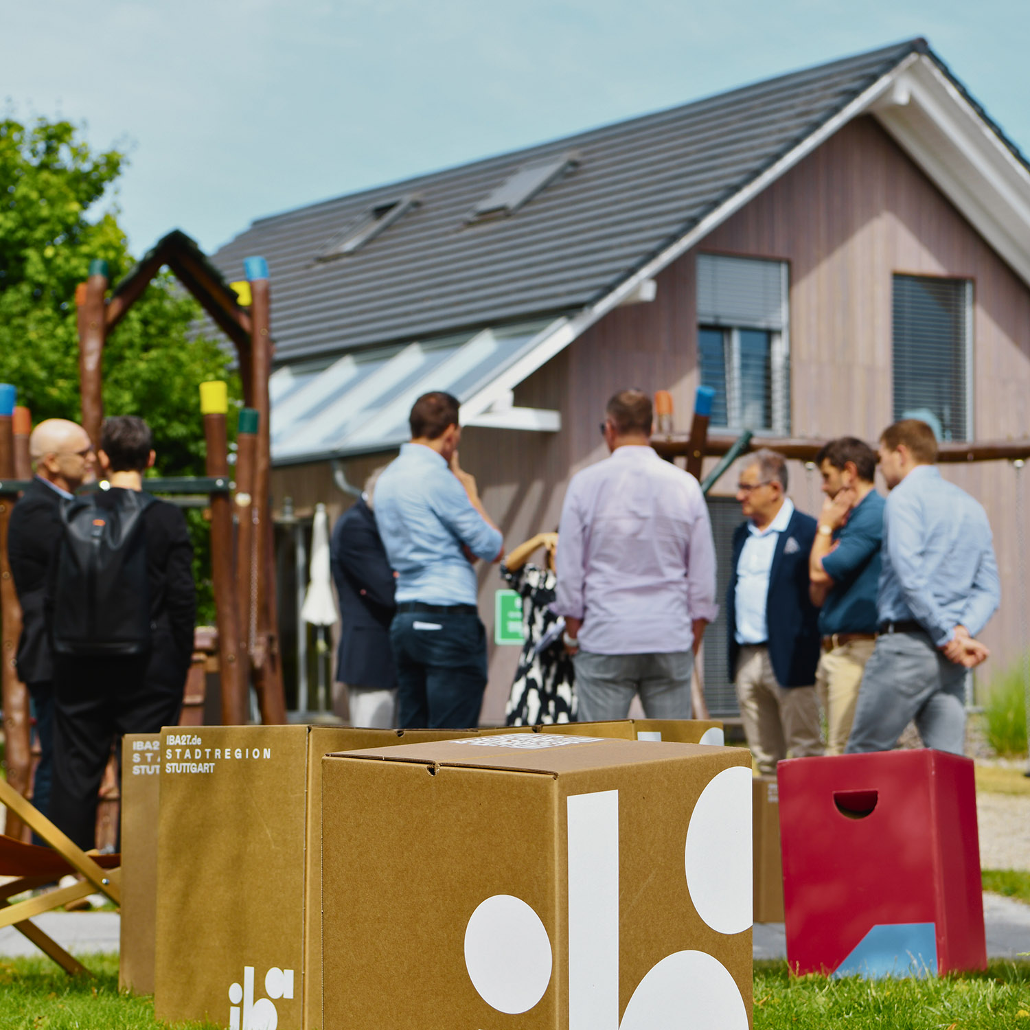 Menschen vor einem Haus